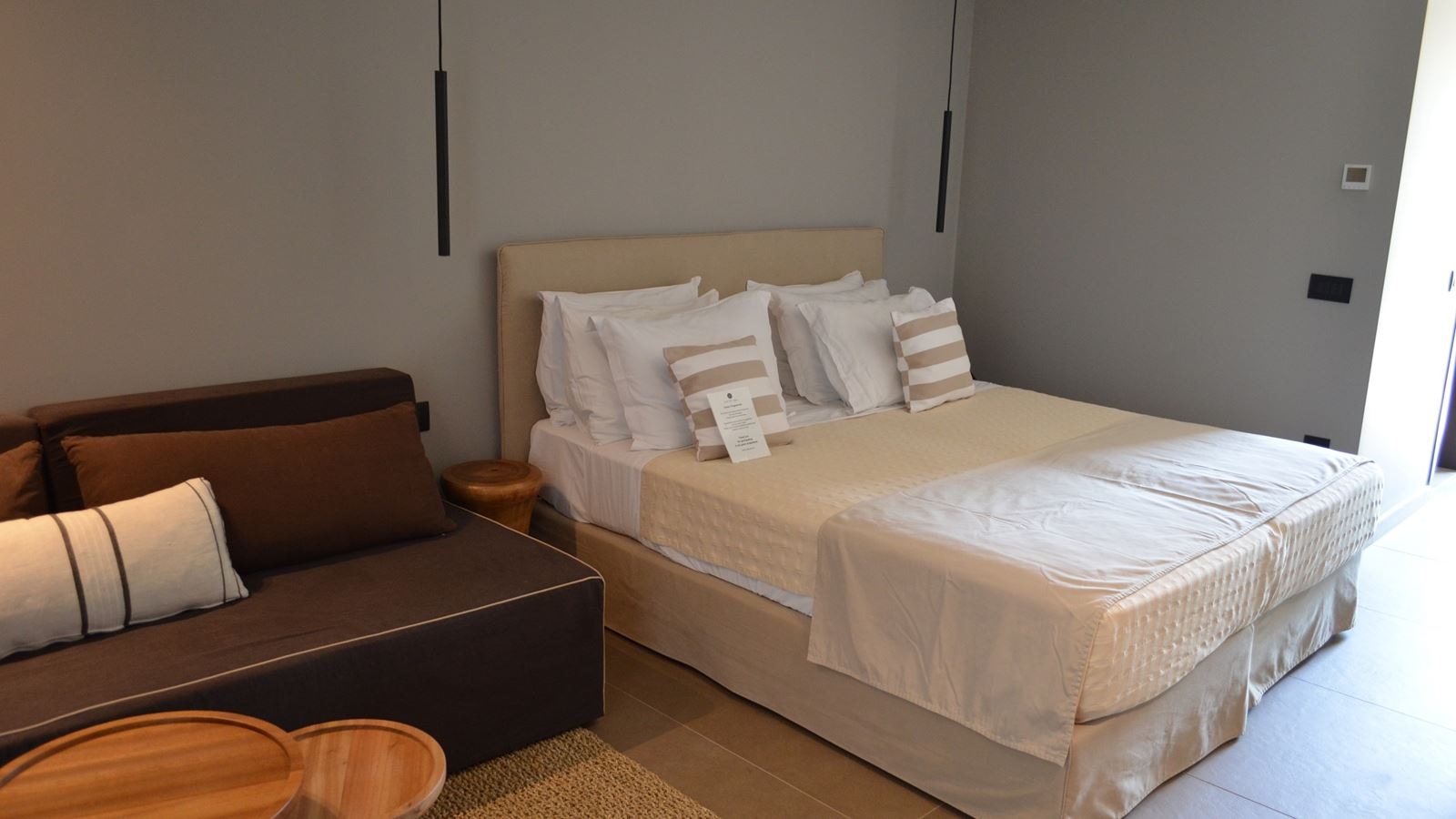 rooms-suite-with-jacuzzi-ground-floor-garden-view