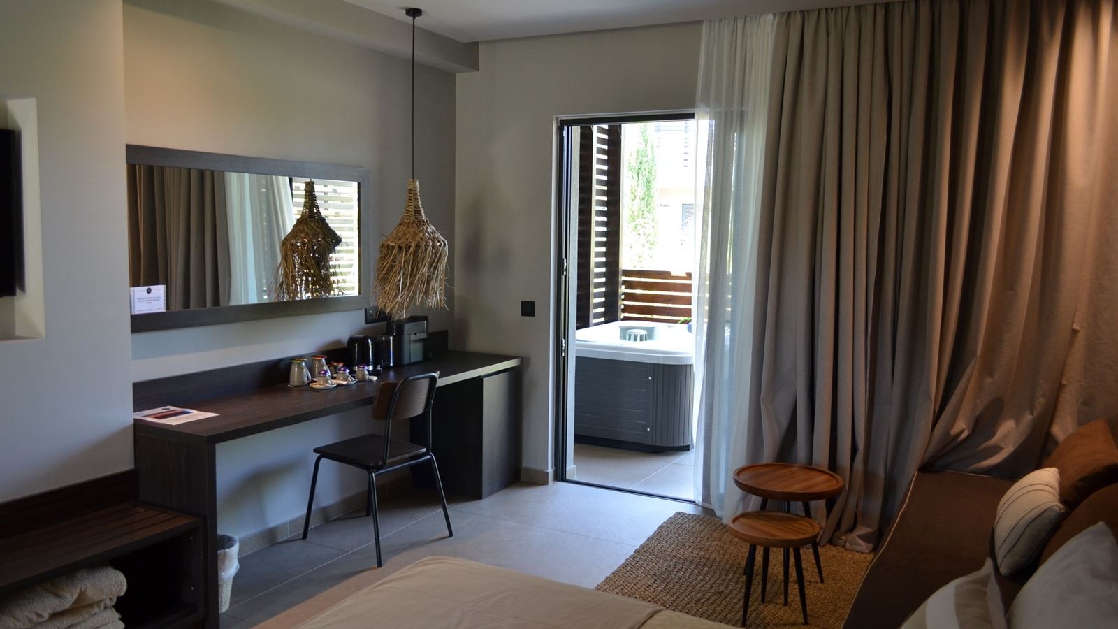 rooms-suite-with-jacuzzi-ground-floor-garden-view