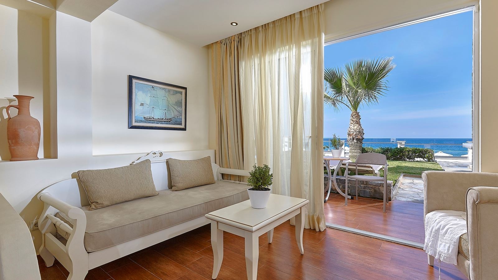 rooms-luxury-superior-room-beach-front