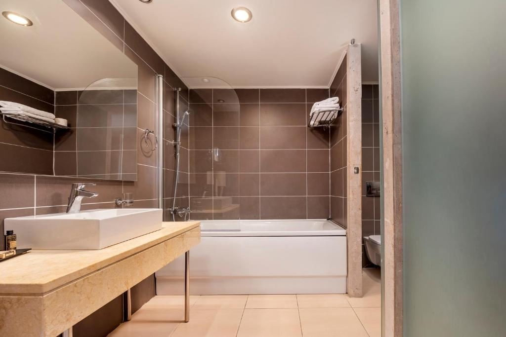 rooms-one-bedroom-suite-land-view