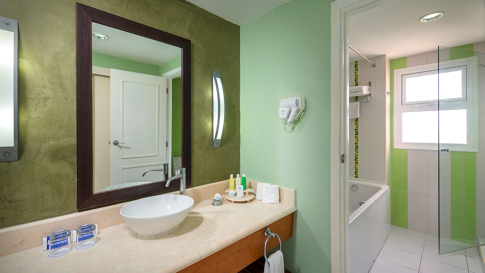 rooms-deluxe-room