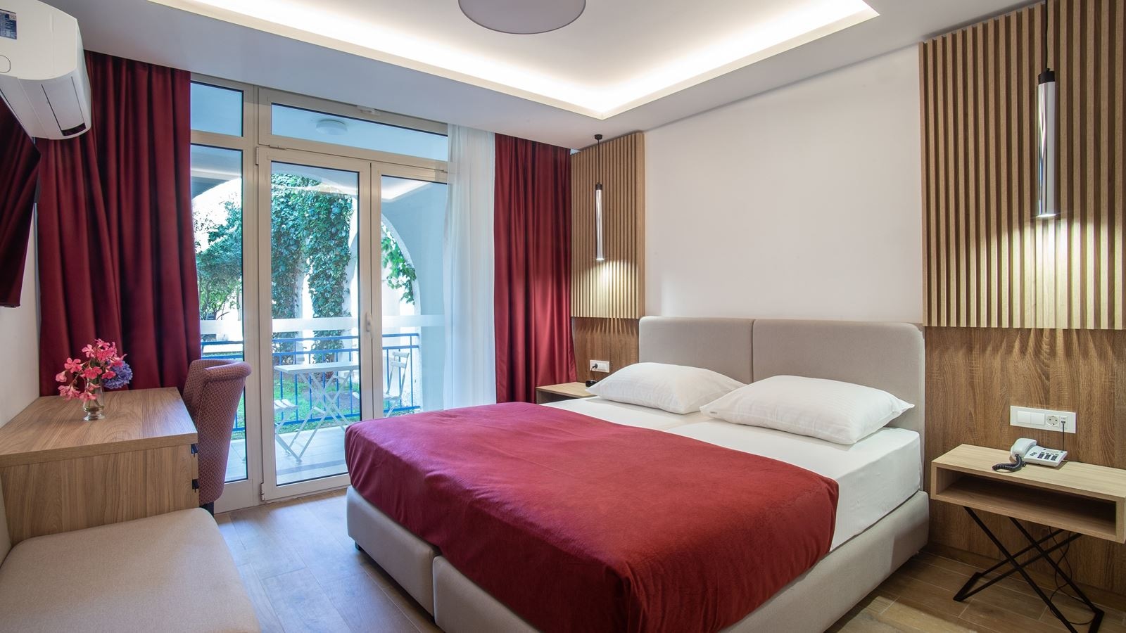 rooms-premium-double-room-with-balcony-single-use-renovated
