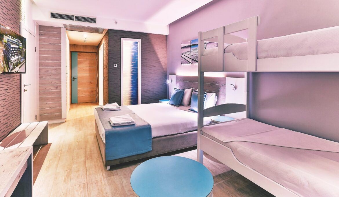 rooms-family-room-side-sea-view
