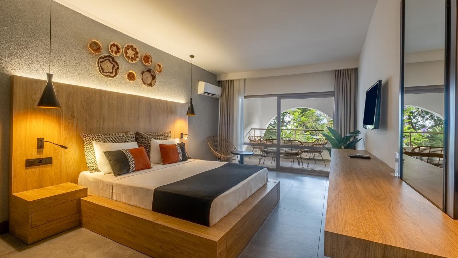 rooms-deluxe-family-room