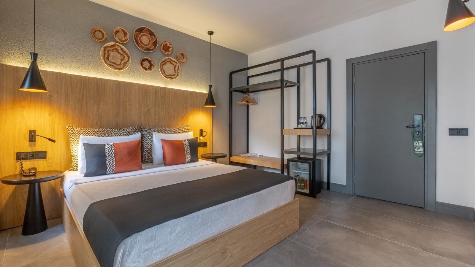 rooms-deluxe-family-room