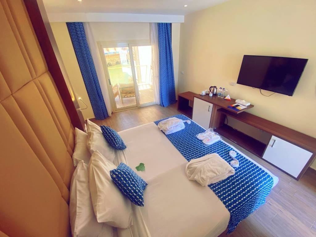 rooms-deluxe-room-back--resort-view