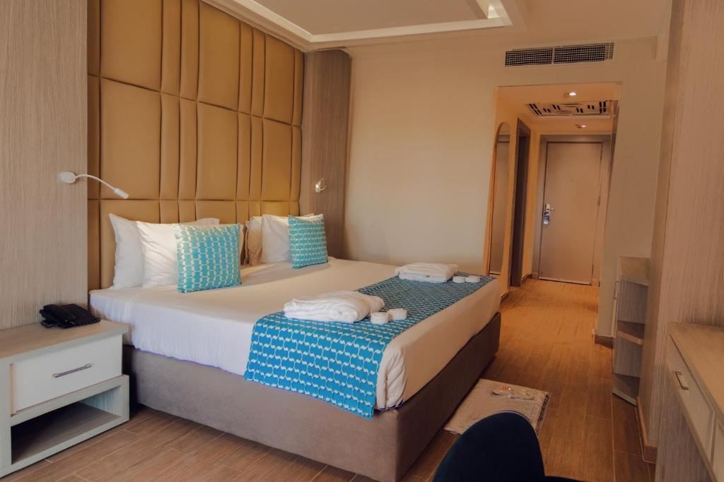 rooms-deluxe-room-sea--side-sea-view