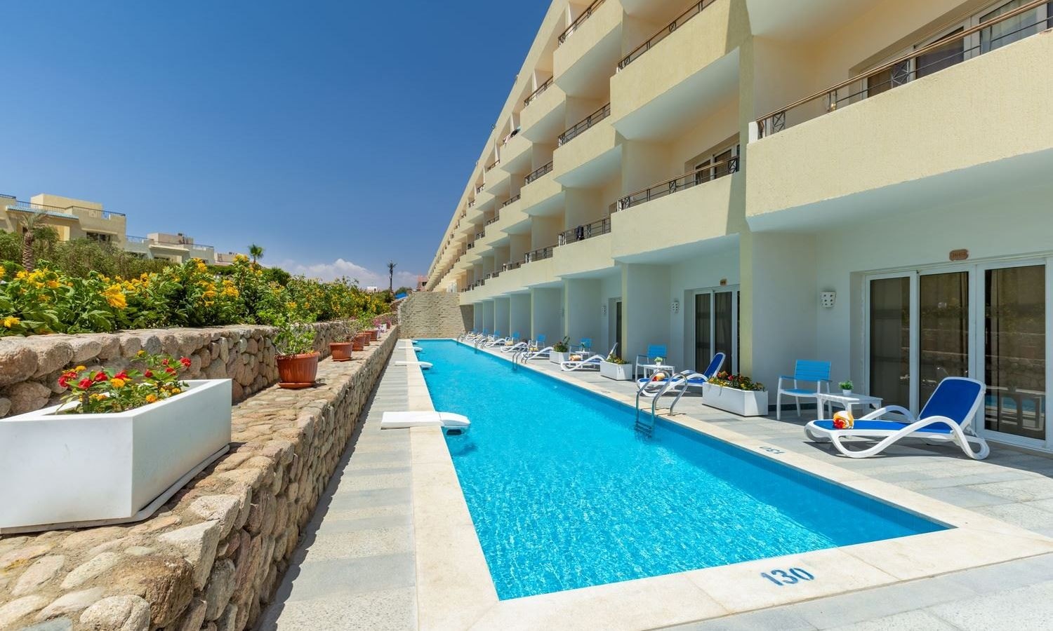 rooms-swim-up-room